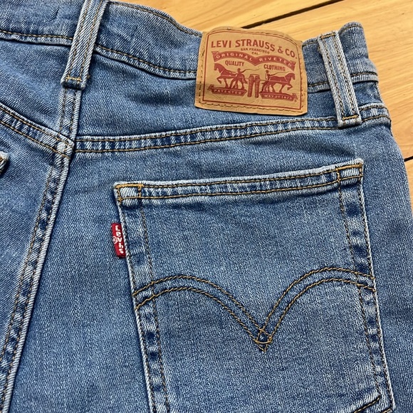 Levi’s high rise denim shorts - Picture 4 of 4
